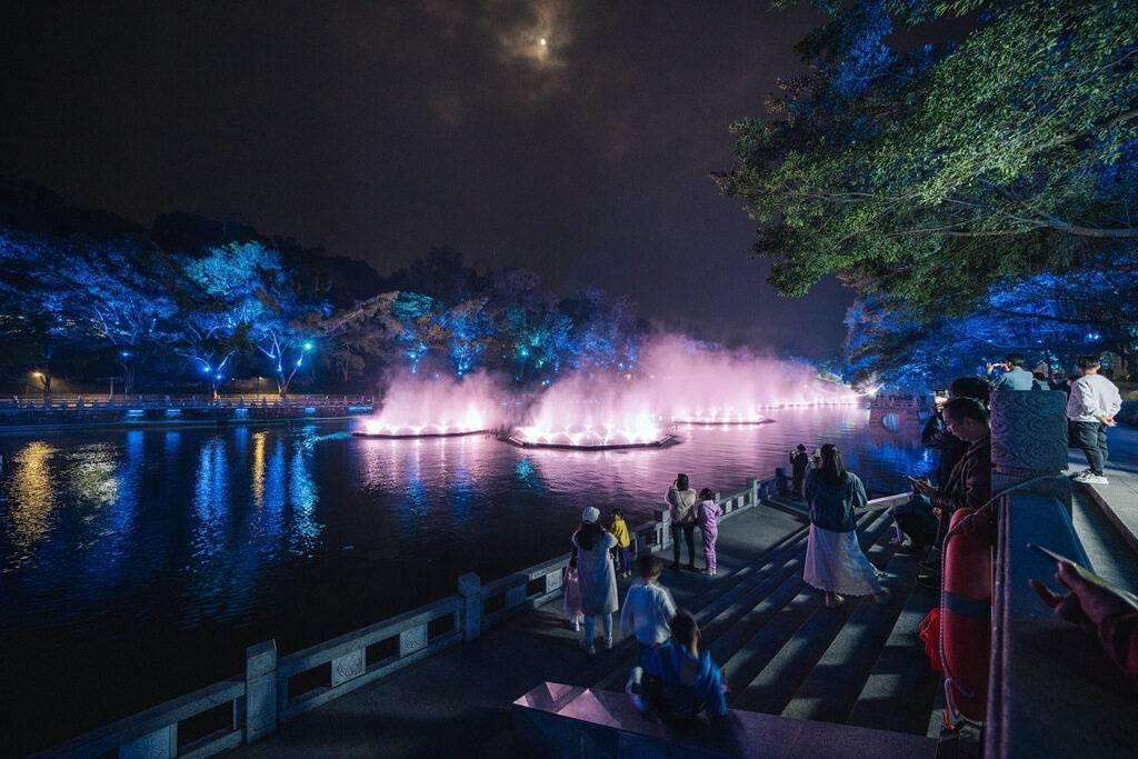 逃离废弃高校